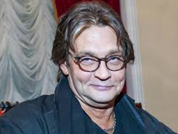 Как будто пчелы покусали: 52-летний Александр Домогаров шокировал поклонников своей внешностью фото