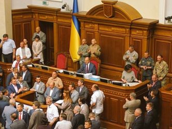 Рада амнистировала осужденных добровольцев и бойцов, совершивших нетяжкие преступления фото