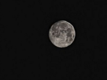 Ученые рассказали о чудовищном ударе, который стал причиной возникновения Луны фото