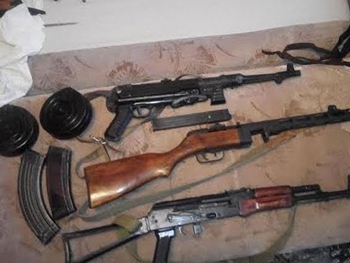 У коллекционера из Бердянска изъяли сабли, ножи и автоматы фото