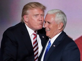 Дональд Трамп удивил внезапным порывом к мужчине (фото, видео) фото