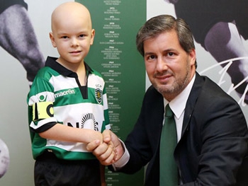 5-летний мальчик, больной раком, стал двенадцатым игроком португальского клуба фото