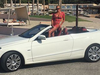 Неприлично до безобразия: Волочкову в микро-бикини осудили за снимок с пожилым пастухом  фото