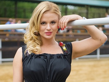 Анна Семенович похвасталась стройной фигурой фото