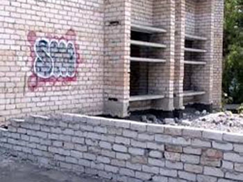 На главном проспекте молодой парень погиб, упав с недостроя фото