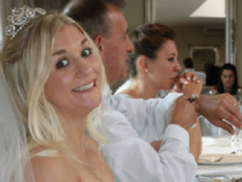 Британка продает с аукциона свадебное платье с запахом предательства фото