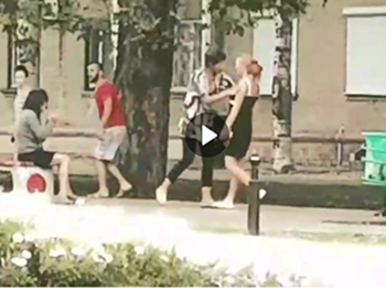 Утром на центральной площади дрались женщины  фото