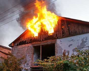 В Новобогдановке горели сараи и гаражи фото