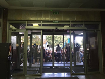 Дождавшись освобождения одного из своих руководителей, Азов снова начал пикетировать Киевгорстрой фото