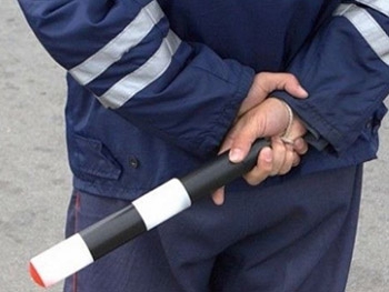 Полицейские за 100 гривен отпустили водителя без прав фото