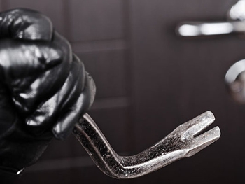 Мелитополец спугнул воров от соседской квартиры фото