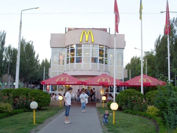 В Запорожье строят копию одесского Макдональдса фото