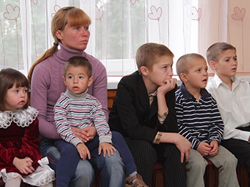 А пока дети ждут своих папу и маму... фото