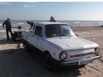 С пляжа в Кирилловке незаконно вывозят песок  фото