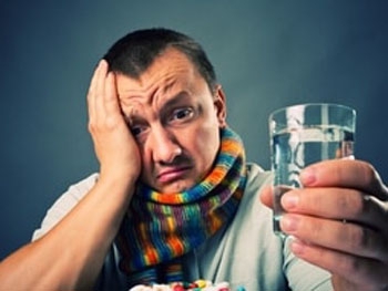 Только вред: медик назвал лекарства, которые следует избегать во время простуды фото