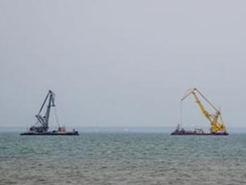 В Крыму затонул плавучий кран: СМИ сообщили о жертвах фото