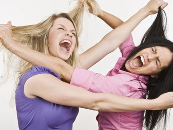 Заступаясь за 10-месячного ребенка, его мать вырвала волосы своей знакомой фото