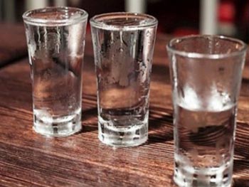 Еще пять человек умерли от отравления алкоголем в Харьковской области фото