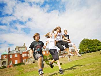 Хотите получить высшее образование в Чехии? Мы вам поможем! фото