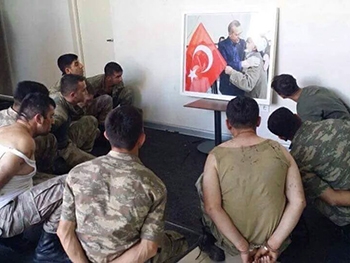 В Турции остаются под арестом около 35 тысяч человек фото