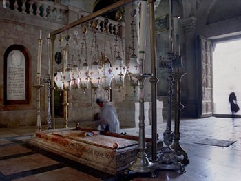 Вскрыли погребальное ложе Христа фото