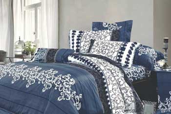 Здоровый сон на красивом постельном белье фото