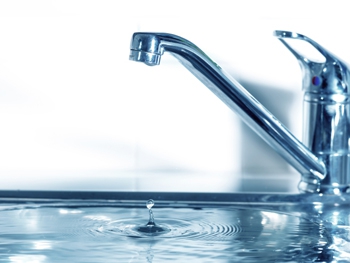 На устранение порыва водопровода на проспекте уйдет несколько часов фото