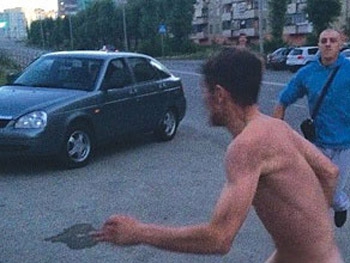 В Запорожье сестры отомстили непутевому ухажеру - выкинули голым на улицу фото