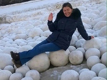 Удивительный каприз природы: на Ямале образовались гигантские снежки фото