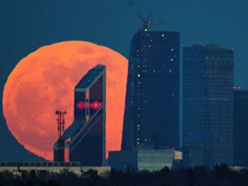 В ноябре над Землей взойдет рекордная супер-Луна фото