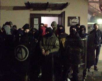 Правые радикалы напали на офис левых радикалов во Львове фото
