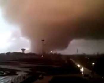 На Италию обрушился ураган, есть погибшие. Видео фото