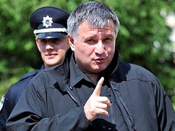 Аваков отказался сообщить, кому подарил около тысячи единиц оружия фото