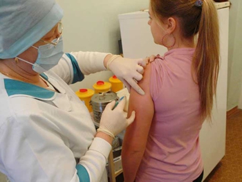 После выписки из реанимации школьница занятия пока не посещает фото