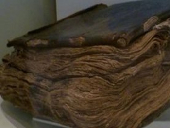 Библия, которой около 2000 лет, утверждает, что Христа не распяли фото