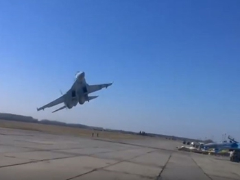 Опубликовано видео опасного маневра украинского Су-27 над головами людей фото