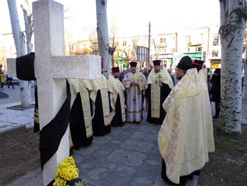 В Мелитополе священники и горожане помолятся за умерших от голода фото