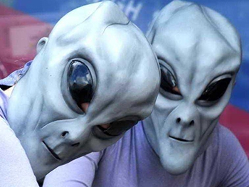 Пришельцы разбили смартфон очевидца их вторжения фото