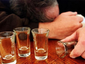 В Запорожской области мужчина впал в кому из-за суррогатного алкоголя фото