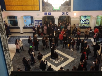 Флешмобы на вокзалах. Почему украинцы запели советские песни фото