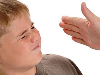 Мама восмилетнего мальчика избила его одноклассника фото