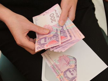 Украинцам повысят зарплаты и пенсии: кому и насколько фото