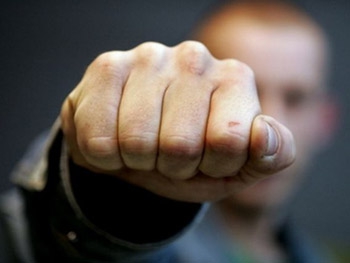 В Запорожье жильцы дома сломали слесарю нос фото