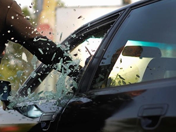 Автоворы оставляют машины без стекол и магнитол фото