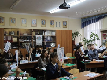 Школьники попробовали себя в роли политиков в Киеве фото