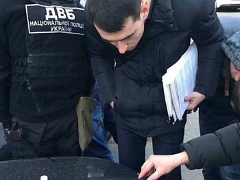 24-летняя работница МВД попалась на взятке в тысячу долларов фото