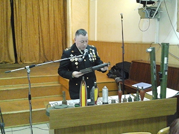 В училище культуры принесли полный чемодан взрывоопасных предметов фото