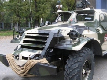 Мужчина приехал в роддом на боевом БТР за своим сыном фото