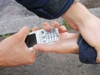 В Днепре мужчина в черной куртке с капюшоном нападает на детей фото