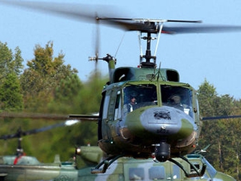 На территории американской школы экстренно сел военный вертолет фото